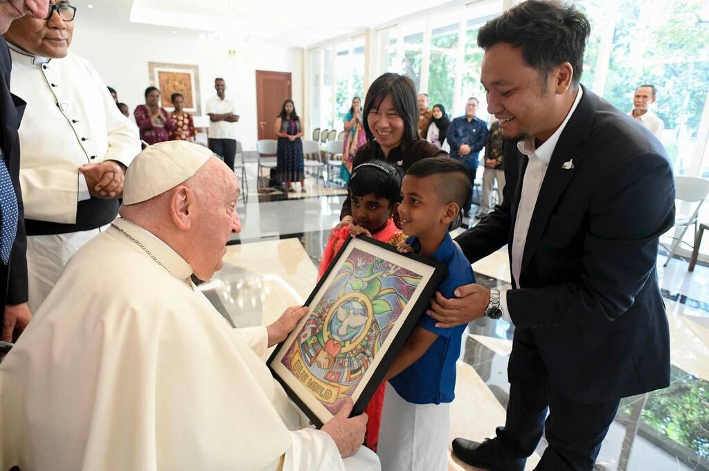 Bei seiner Ankunft in Indonesien trifft Papst Franziskus einige Arme, Flüchtlinge und ältere Menschen der Gemeinschaft Sant'Egidio